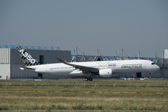 A350_XWB_MSN005_take_off_1