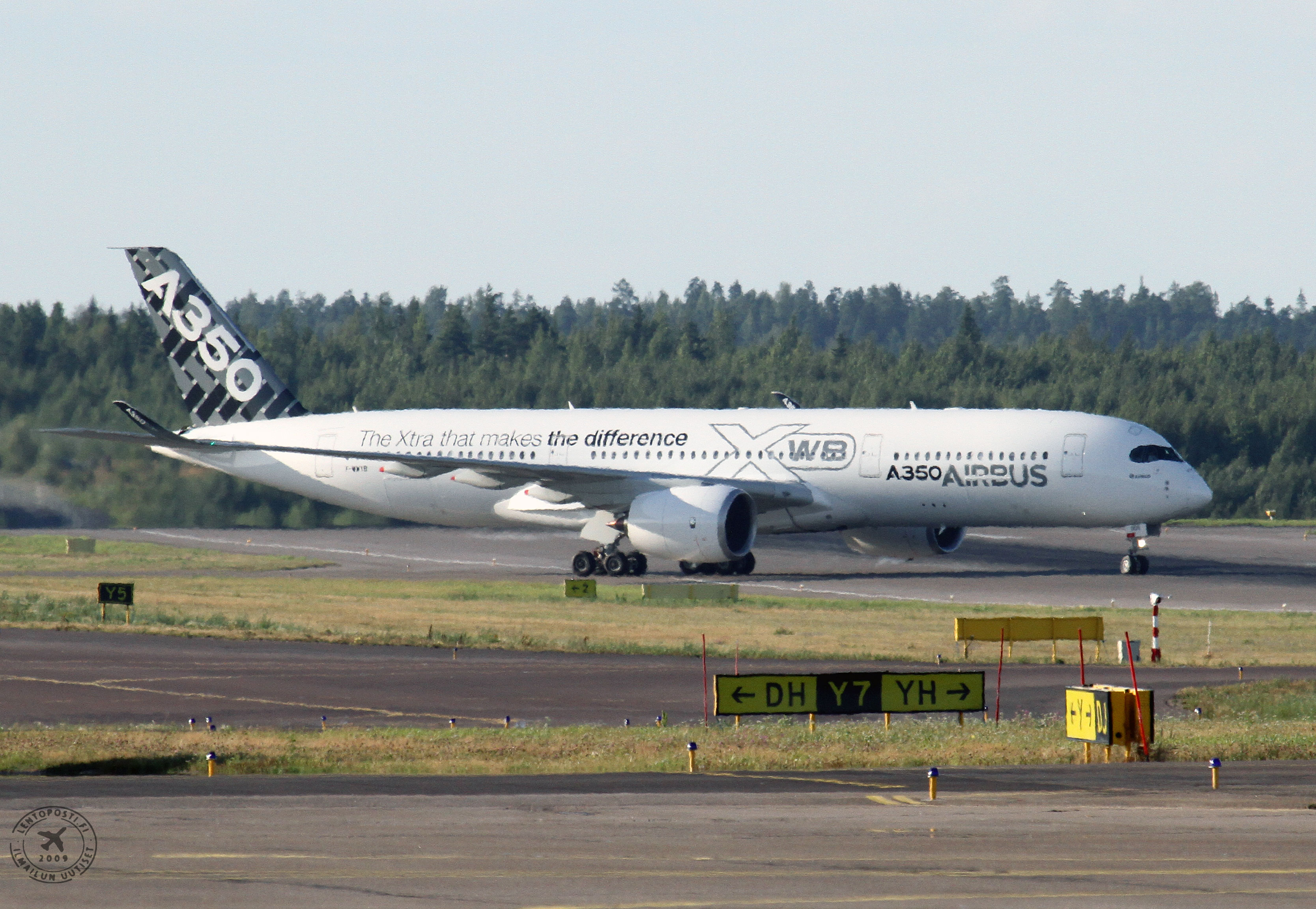 A350_HEL_taxi_1