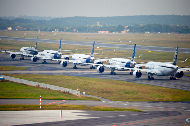 A350XWB_Formation_Flight_-_Take_off_-_01