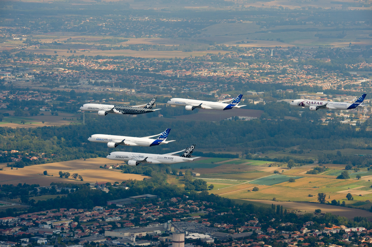 A350XWB_Formation_Flight_-_Low_pass_-_01