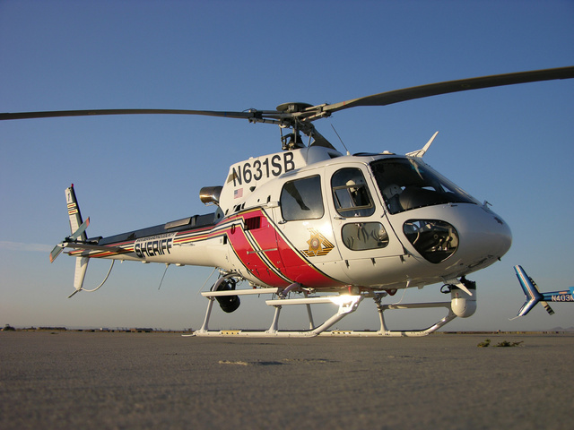 Eurocopter_AS350_wikimedia_Alan_Radecki_Akradecki