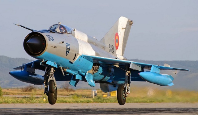 Romanian_MiG21LancerC_laskussa