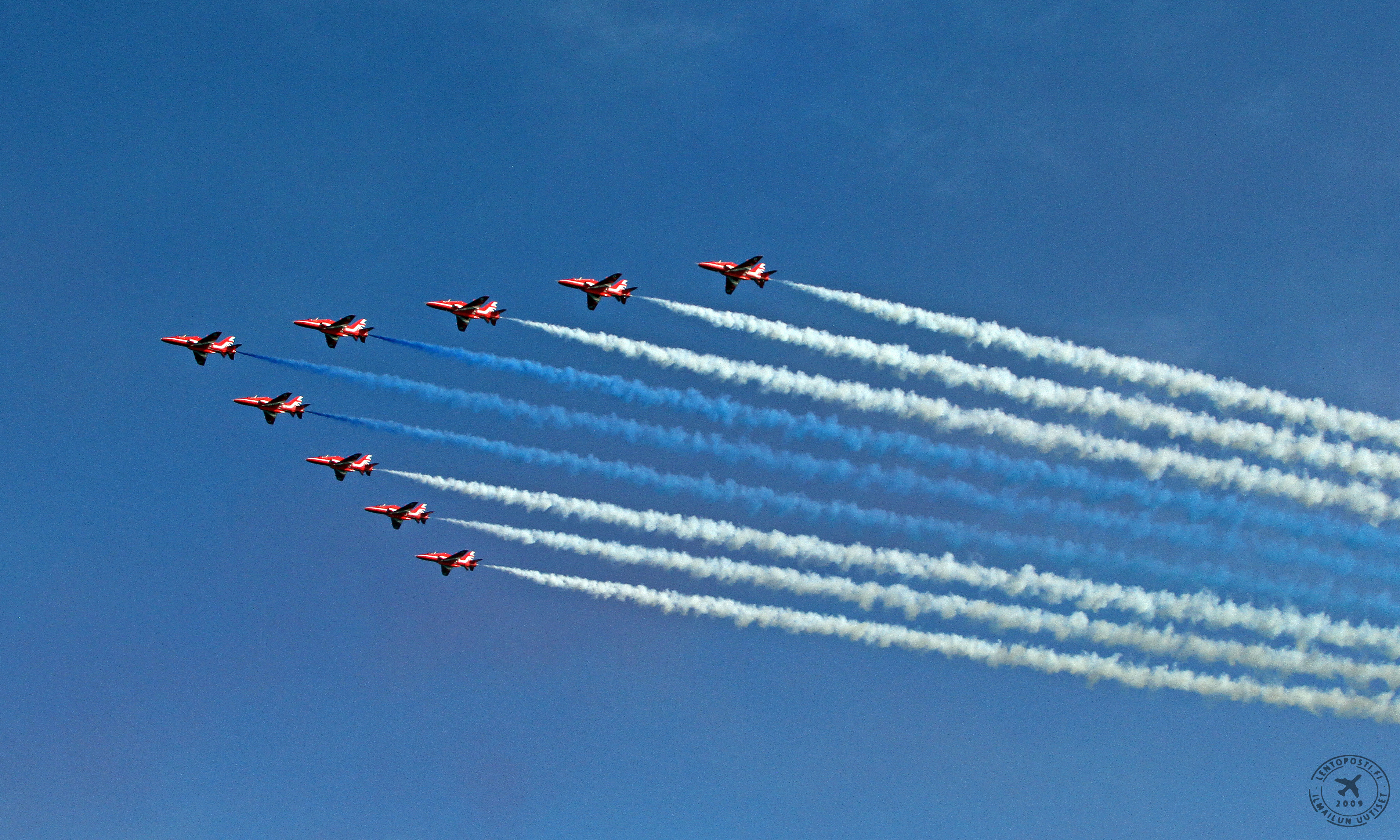 KAS_RA_sinivalkoinen_close