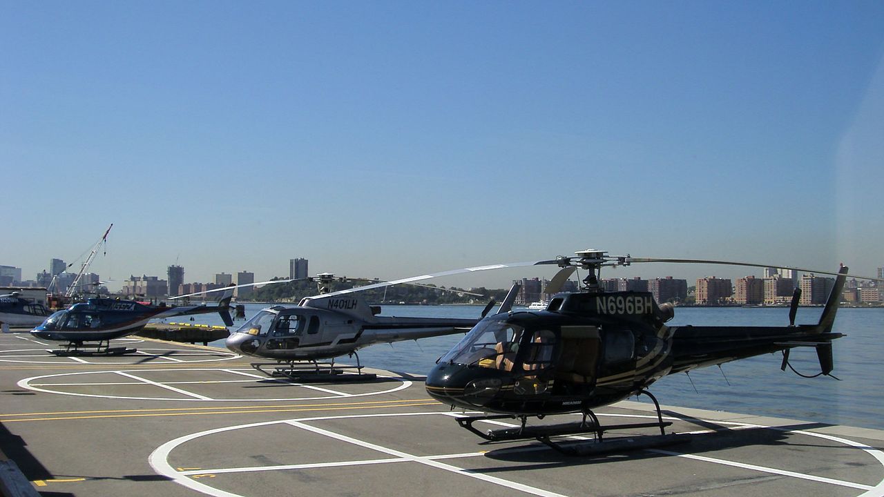 Liberty_Helicopter_Tours_wikimedia_buffers_on_tour