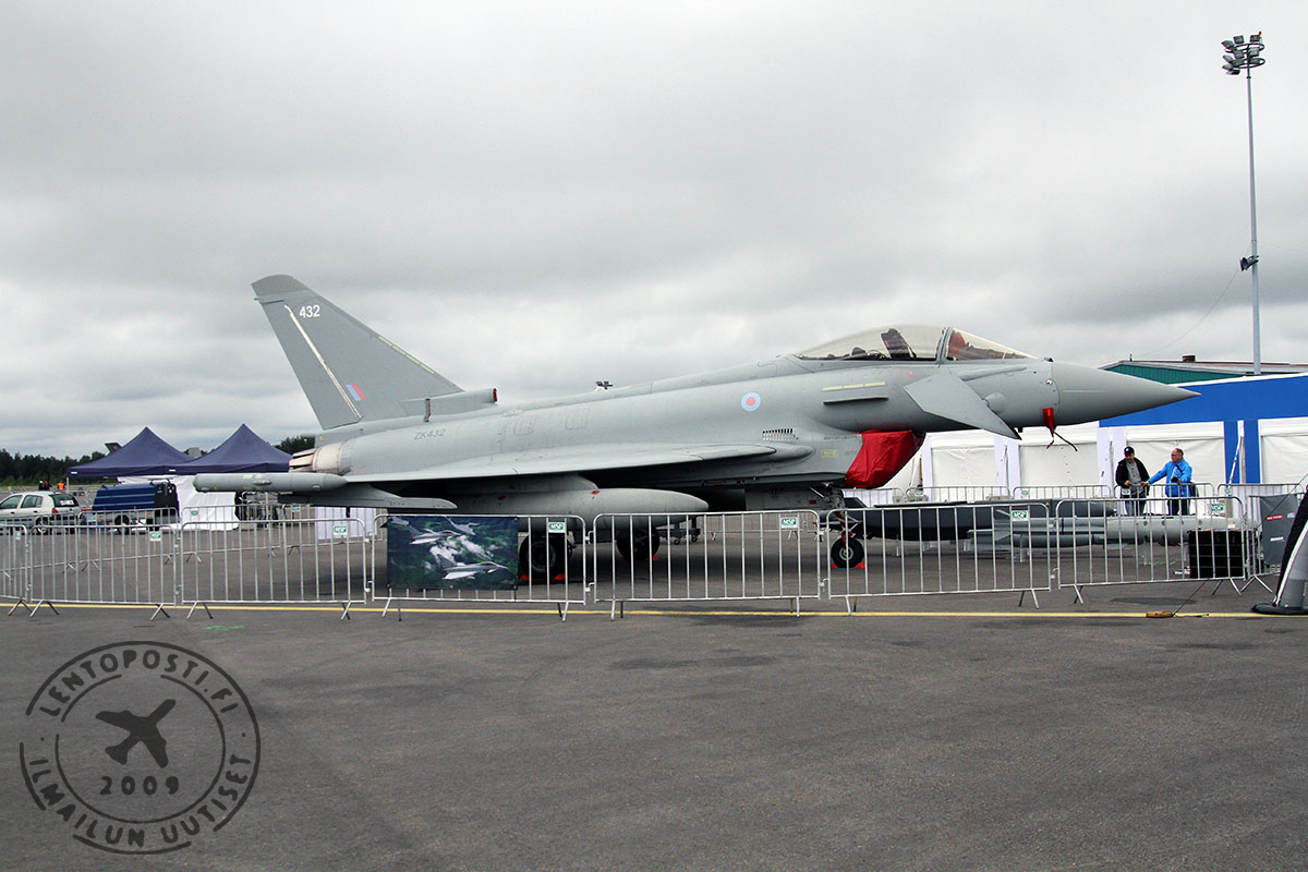 TA_Eurofighter_apron