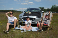 Yleiso katsomassa Drive-in lentonäytöstä 1920 px leveä Kuva Perttu Karivalo