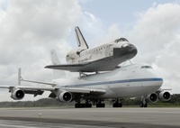 Discovery_747_NASA_lo