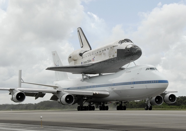Discovery_747_NASA_lo