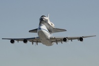 Endeavour_747_NASA_lo