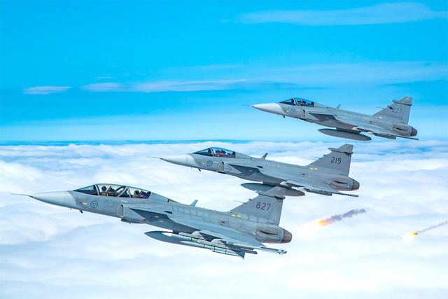 GripenCx3_AviationPhotoCrew