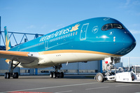 A350-900_Vietnam_Airlines_roll_out_paintshop_2