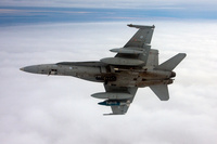 Ilmavoimien McDonnell Douglas F/A-18C -hävittäjä varustettuna JDAM-täsmäpommilla (vasemmassa siivessä), JSOW-liitopommilla ja Li