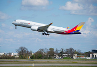 A350-900_Asiana_Airlines_taking_off