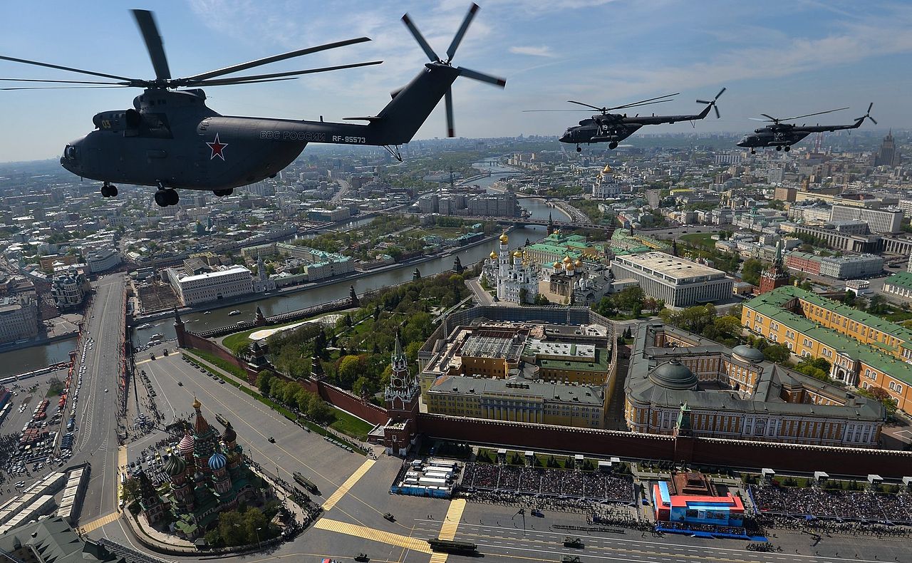 Victory_day_copters_kremlinru