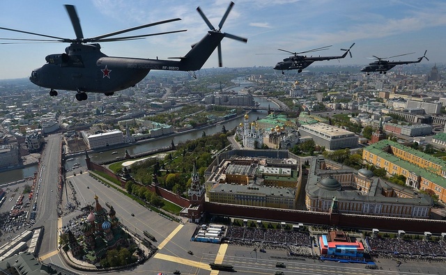 Victory_day_copters_kremlinru