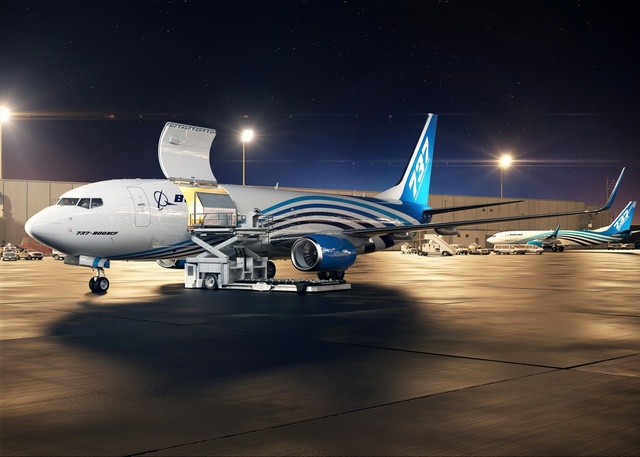 737BCF_CargoLoadingNight