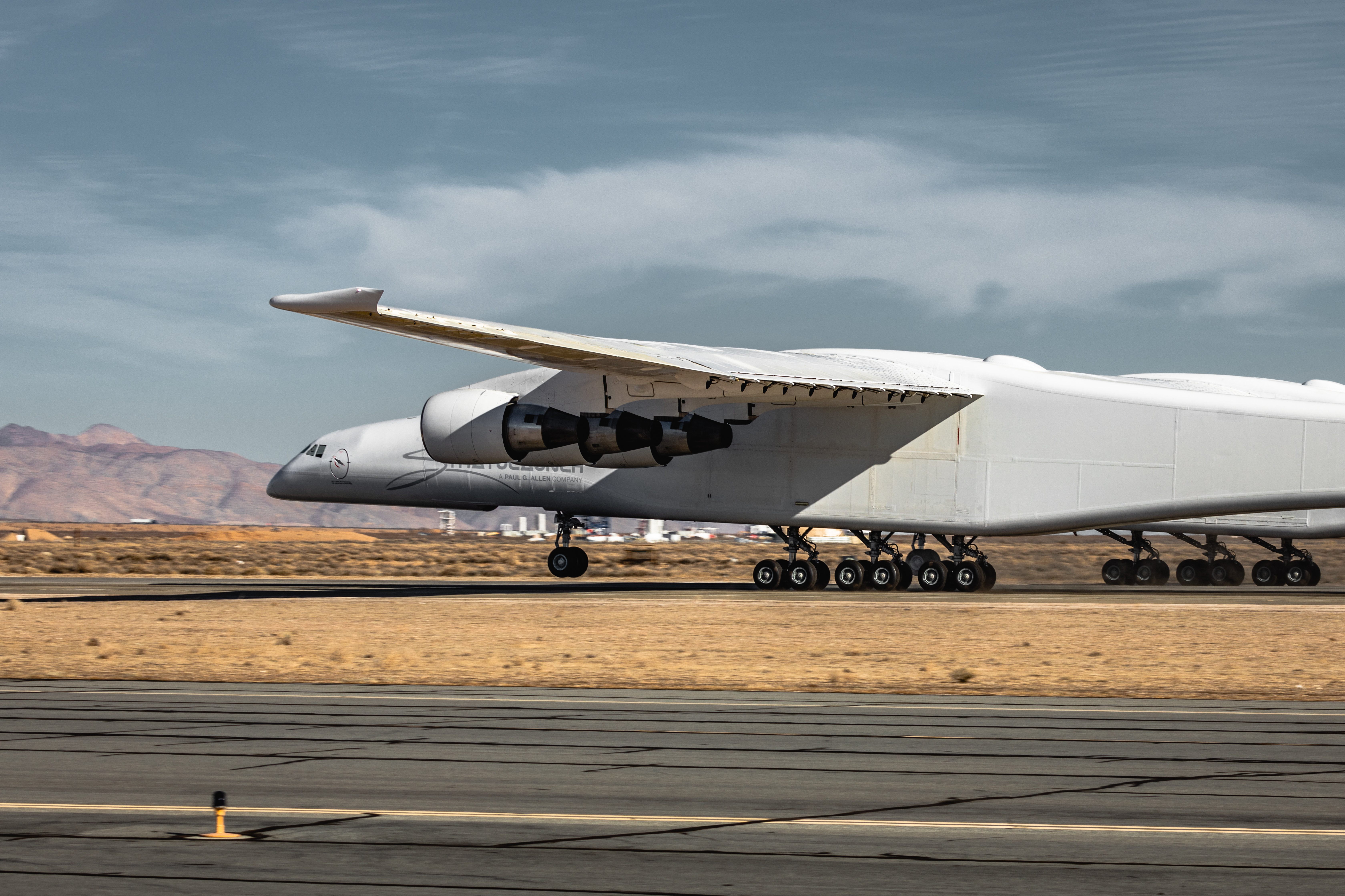 Самый великий самолет. Самолет scaled Composites Stratolaunch model 351. Самый большой самолет в мире Stratolaunch. Гигантский авианосец Stratolaunch. Стратолаунч самолет.