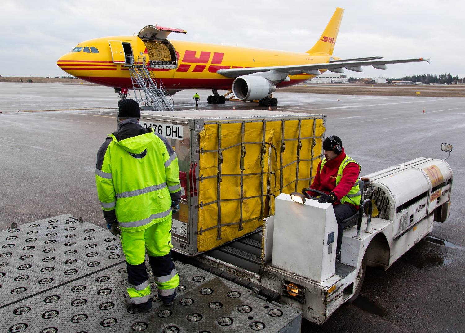 Nettikaupoista yhä enemmän pikapaketteja taivaalle - DHL Express laajensi  Helsinki-Vantaan terminaalia 
