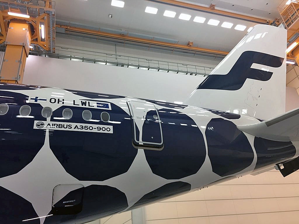 Finnair esitteli 11. Airbus A350-900 -koneen Marimekko-erikoismaalauksen  Toulousessa 